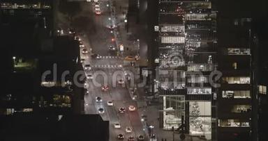 在一个现代城市<strong>深夜</strong>建立稀疏交通的镜头。
